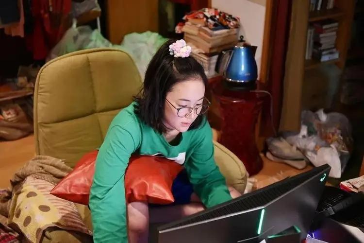 大学毕业后玩游戏的下场有多严重,名校毕业沉迷游戏不爱和家人沟通