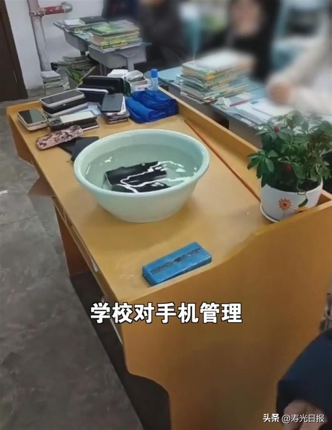 学校摔学生手机处理结果 (学校将学生手机泡水)