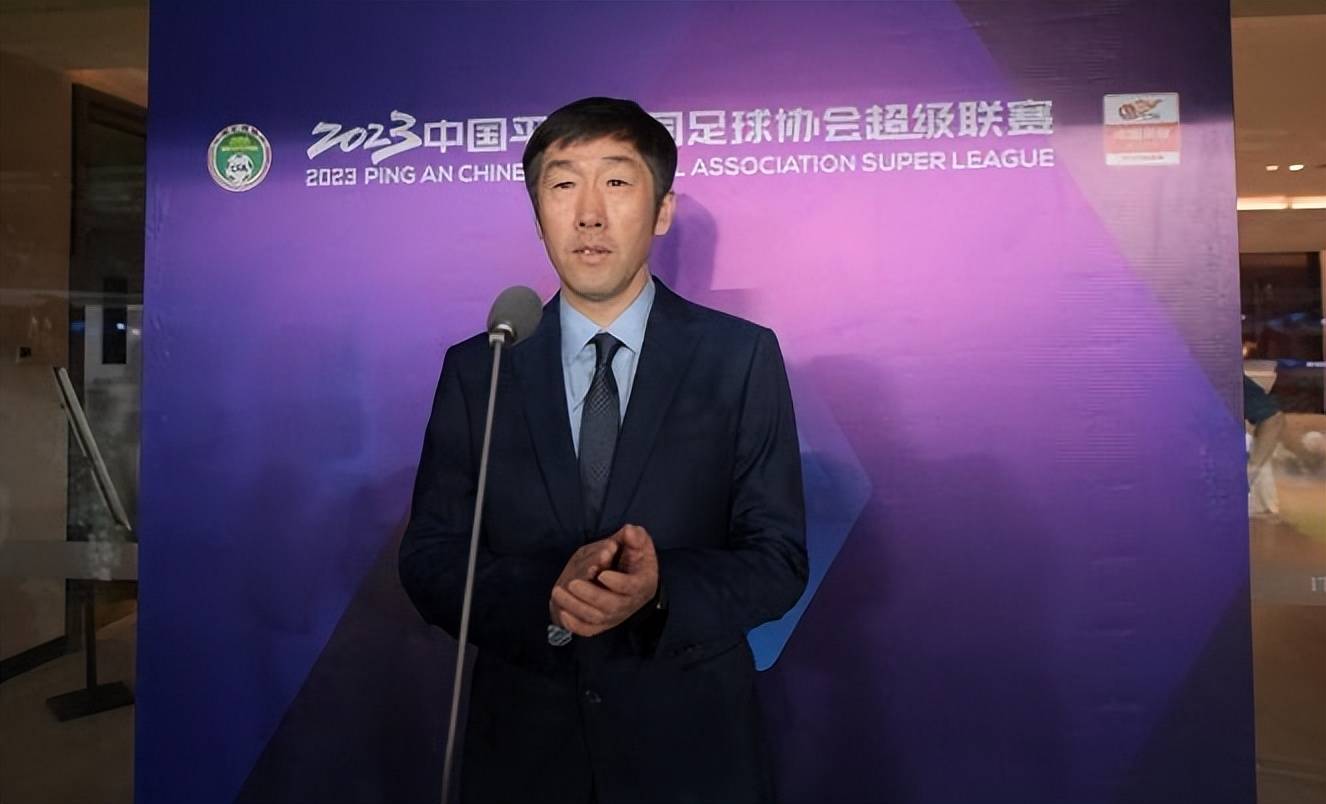 革新足球,蓝天白云下的足球