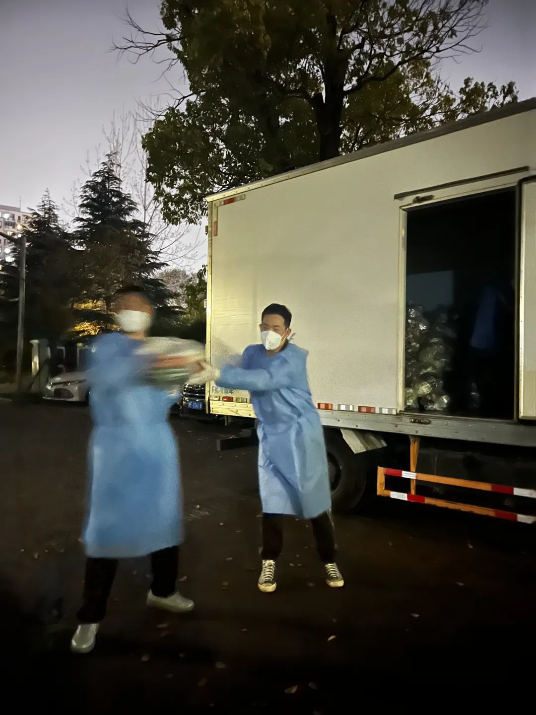 【社区帮困先锋队】“警”锐出动！长风这位“大白”闪着金色微光