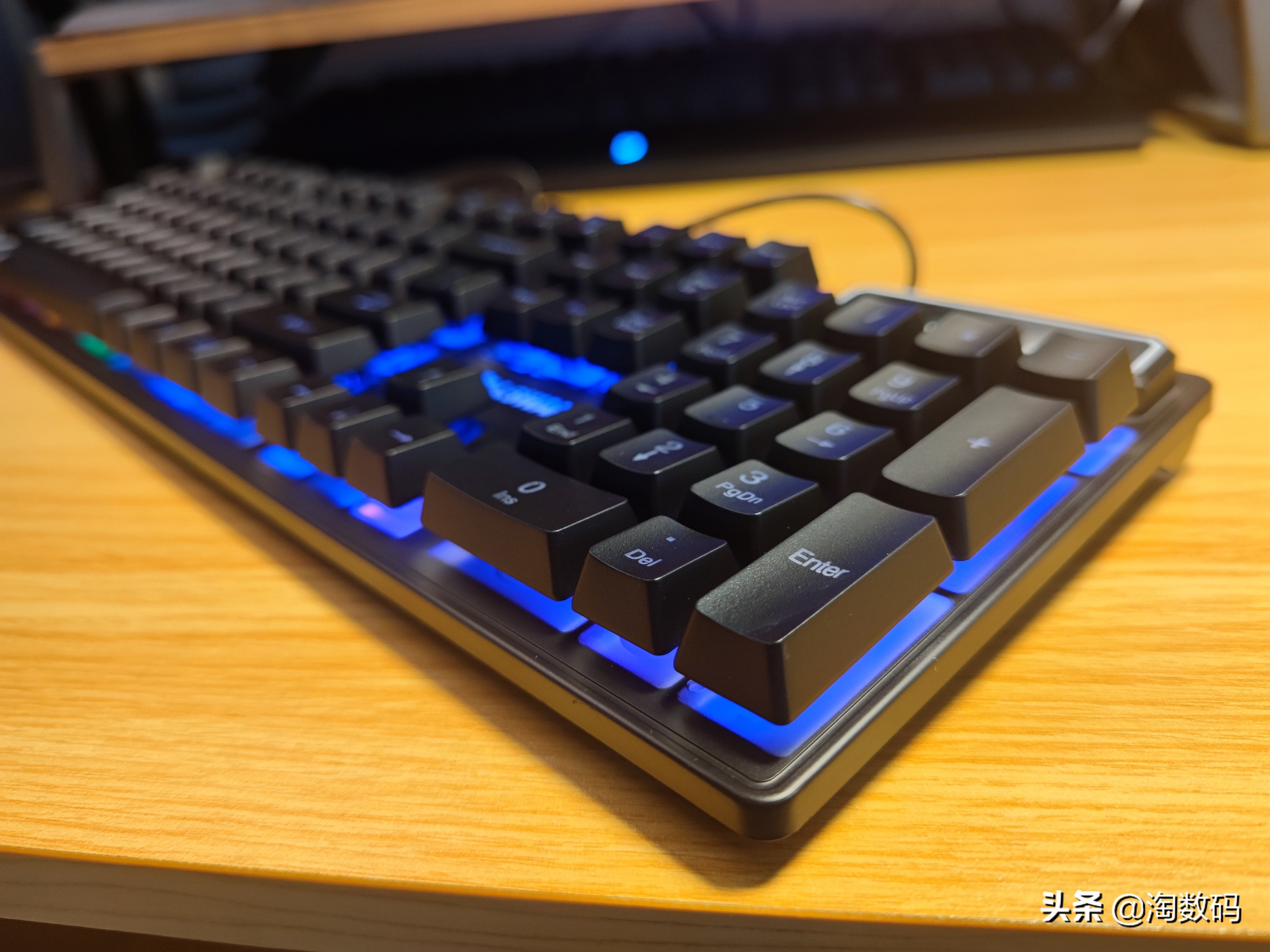 红轴rgb灯机械键盘推荐100元以内,50元的青轴游戏机械键盘推荐