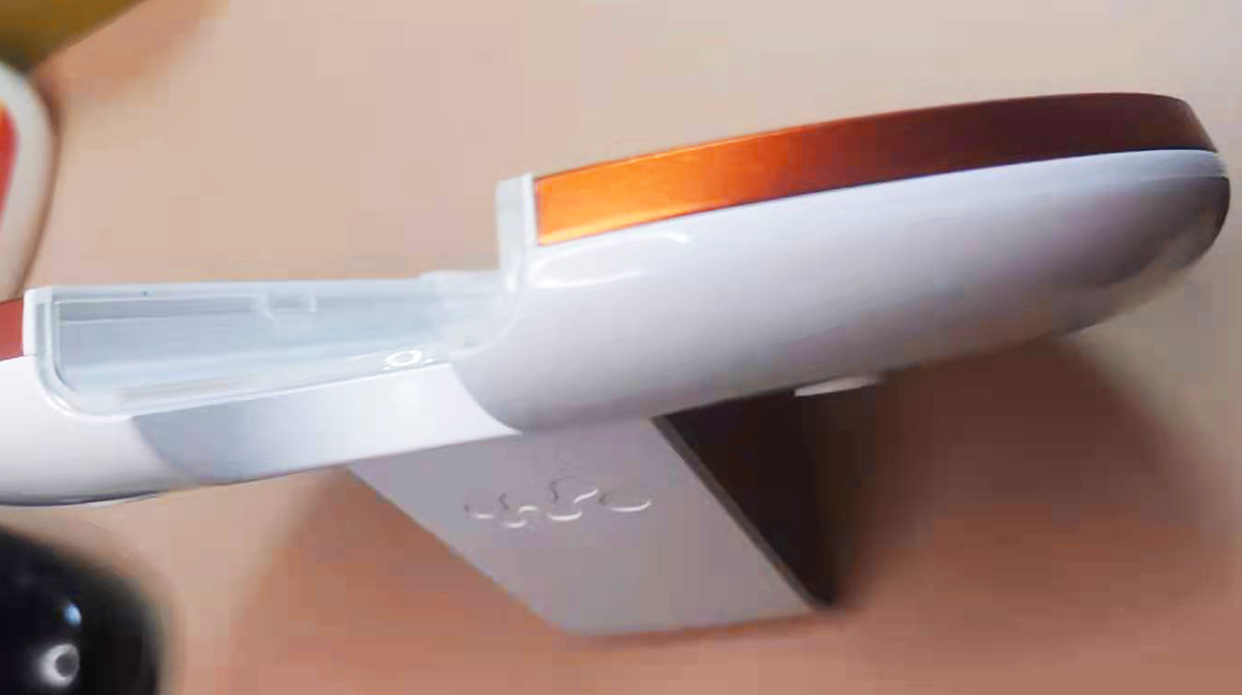 中间凹进去的音箱,中间镂空音箱