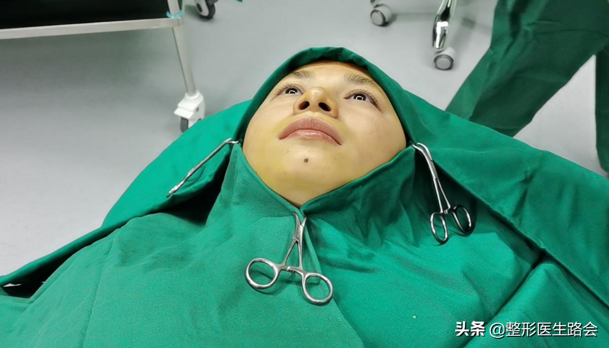 瞒着老爸，在北京隆下巴：22岁东*姑北**娘80天甩掉“肉乎乎包子脸”