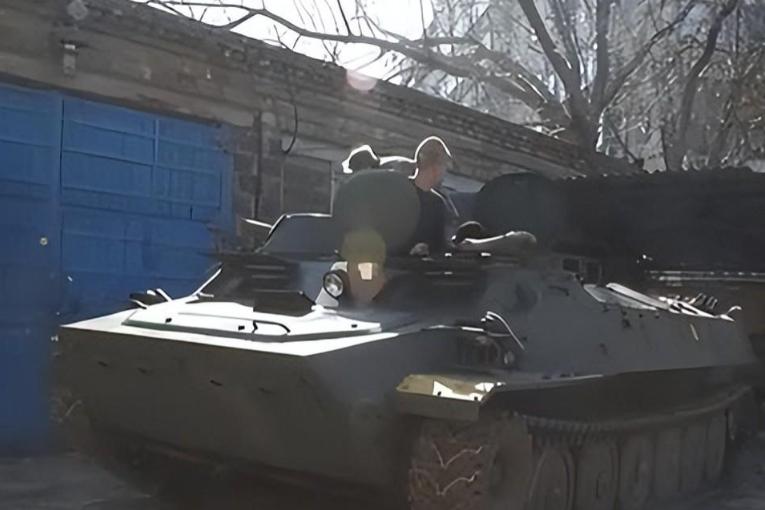 乌农民也发起“战争财”?遍地都是炮弹壳,捡1吨能卖40万卢布