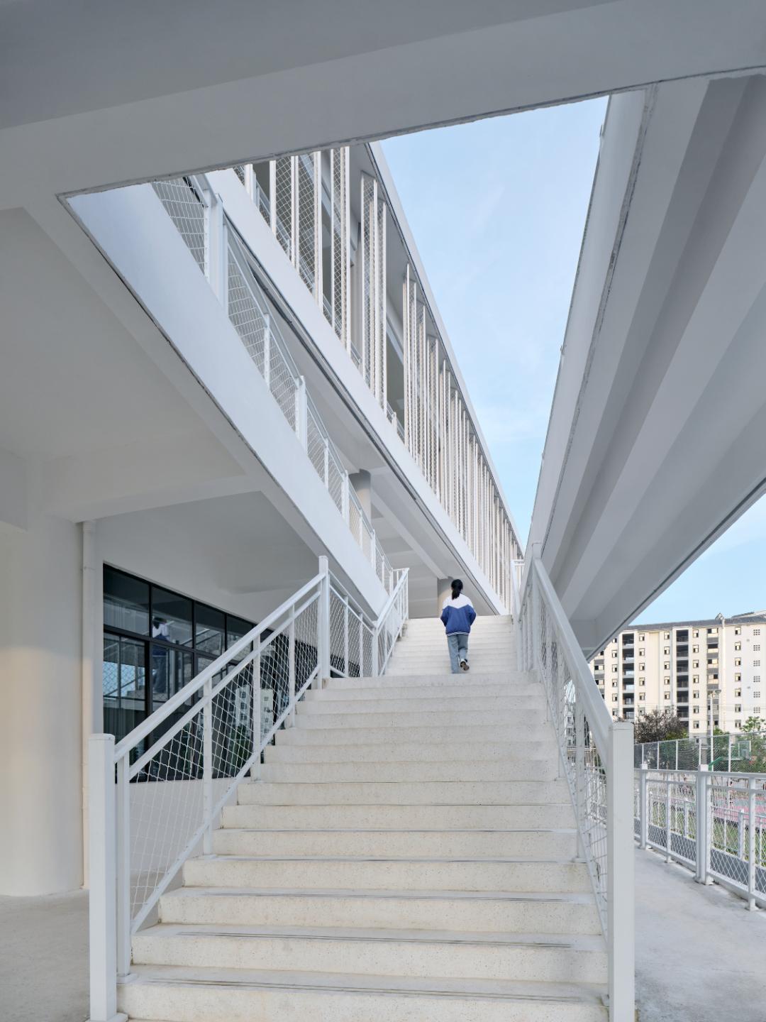 以靠建筑|交叠与转换:宜黄一中综合楼