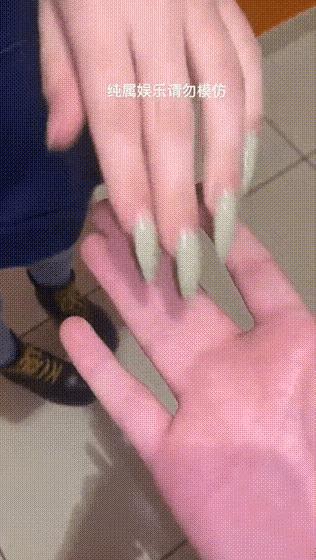 哈哈笑抽了，现在全网都知道他被绿了，网友：头上顶着青青草原