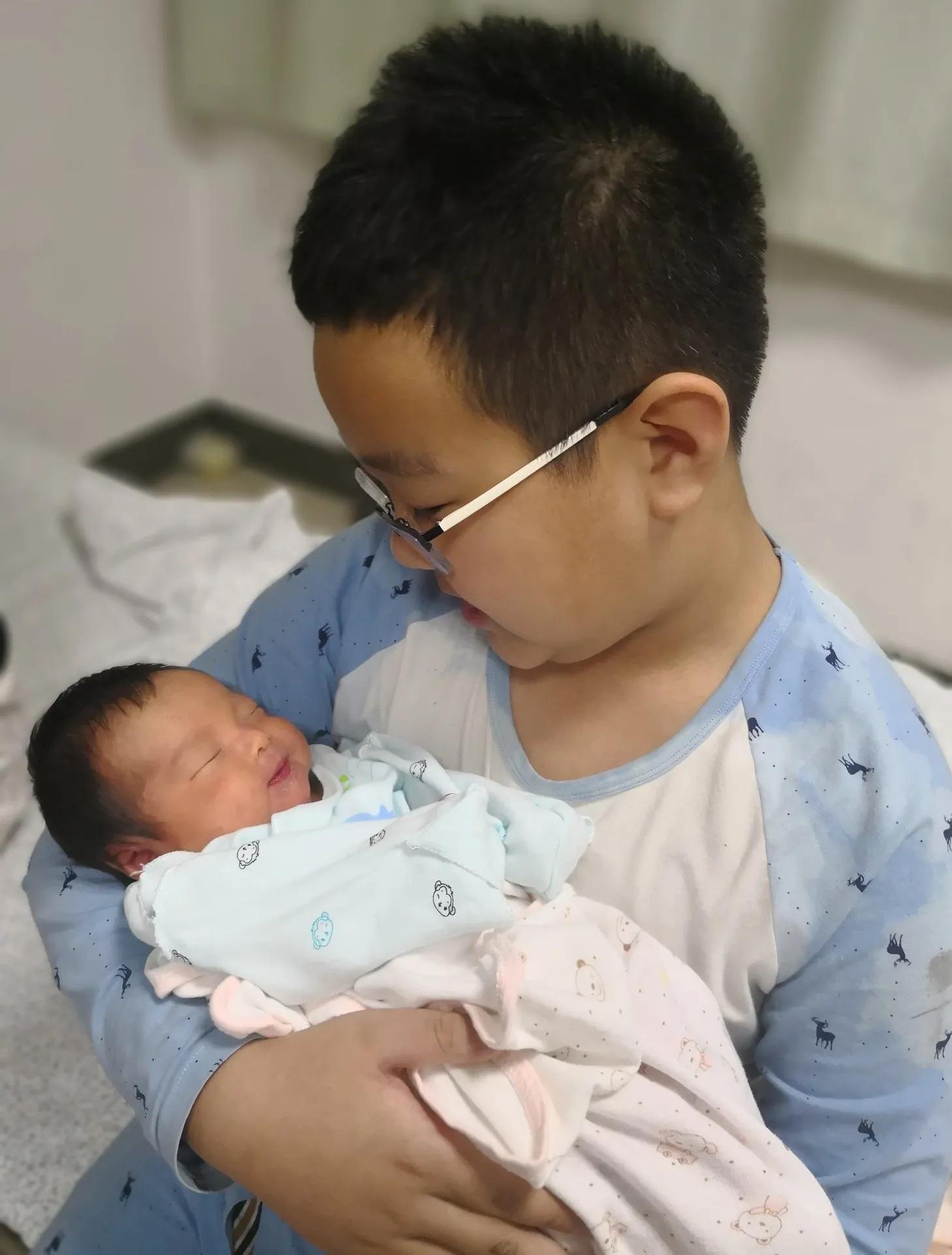 哆哆,你的降生为这个家庭增添了无尽的欢声笑语。(之一)