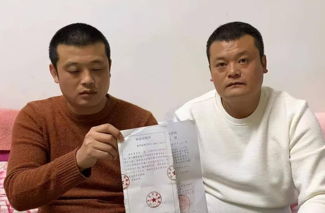 厦门一男子因贩卖枪型钥匙扣被抓,男子售卖钥匙扣