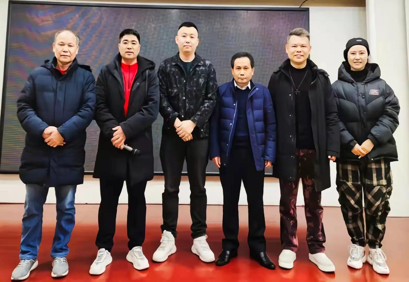 女足夺冠迎瑞雪,中国女足亚洲杯夺冠凯旋回国视频