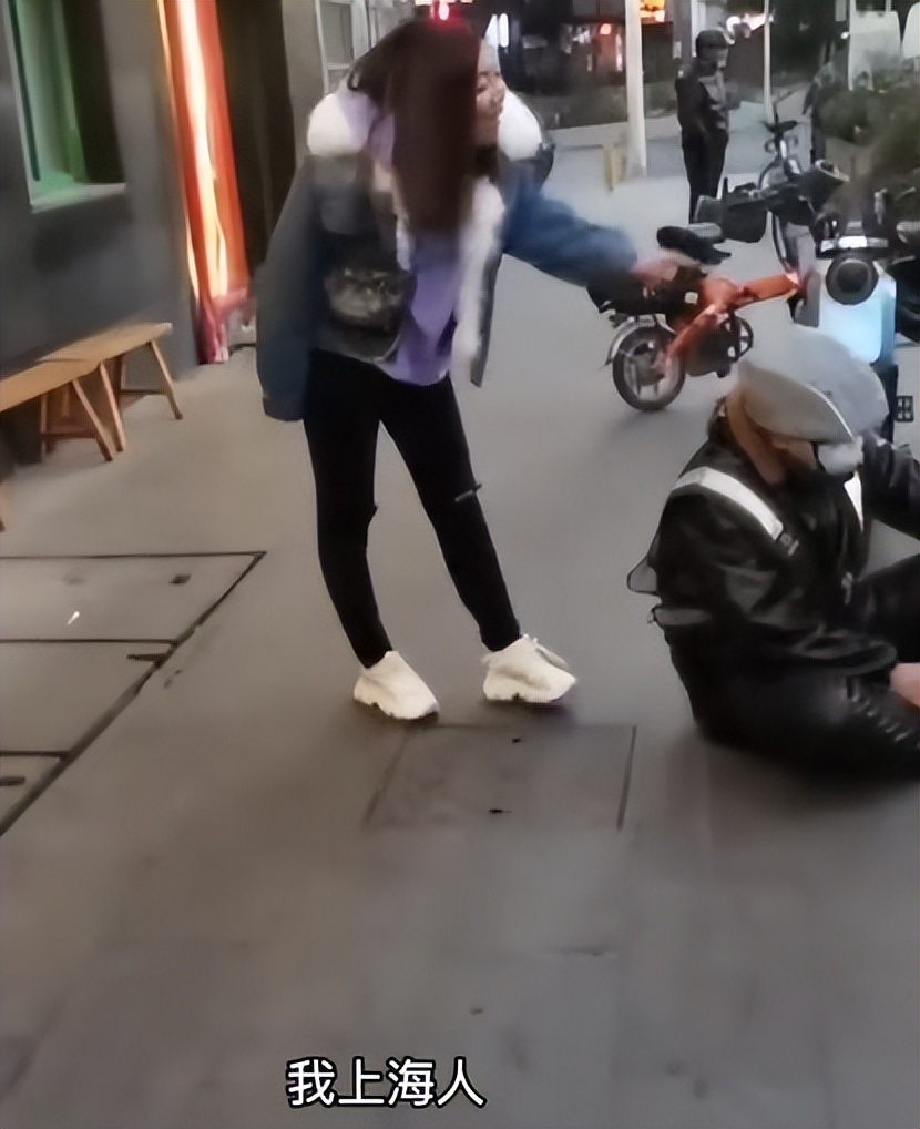 上海“五套房大姐”和广州“奇装异服女”，身上有着相同的优越感