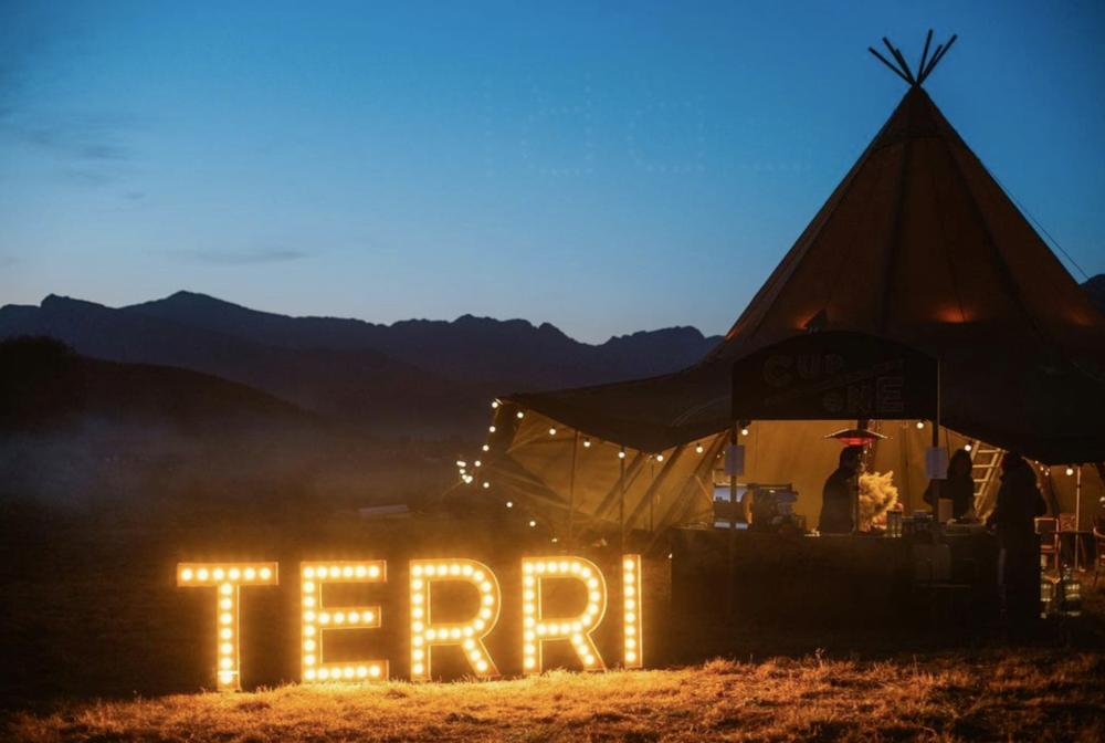 小长假旅游成热门野外露营需注意,五一旅行复苏潮