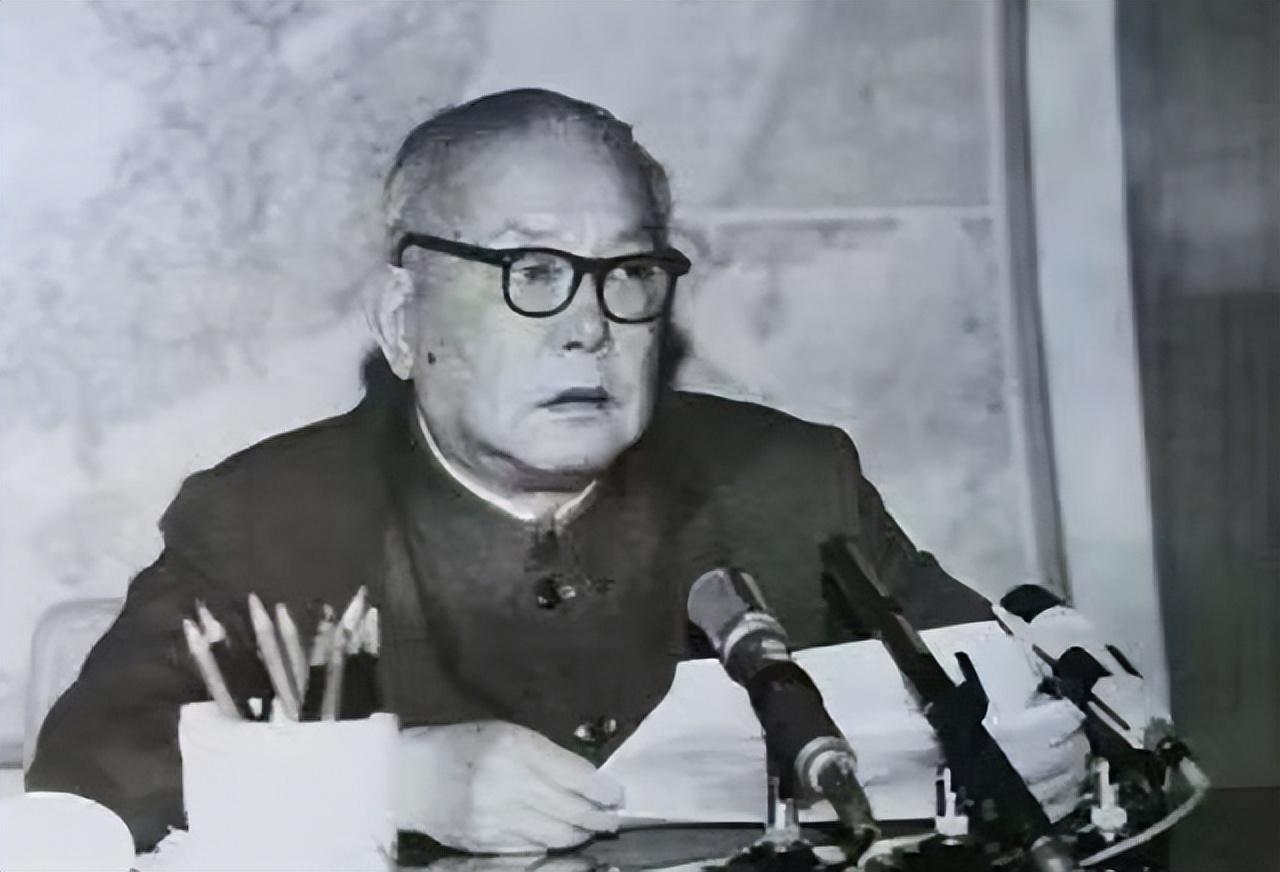 毛主席开会没烟了，看*先念李**抽雪茄，问：这么好的烟，咋不告诉我