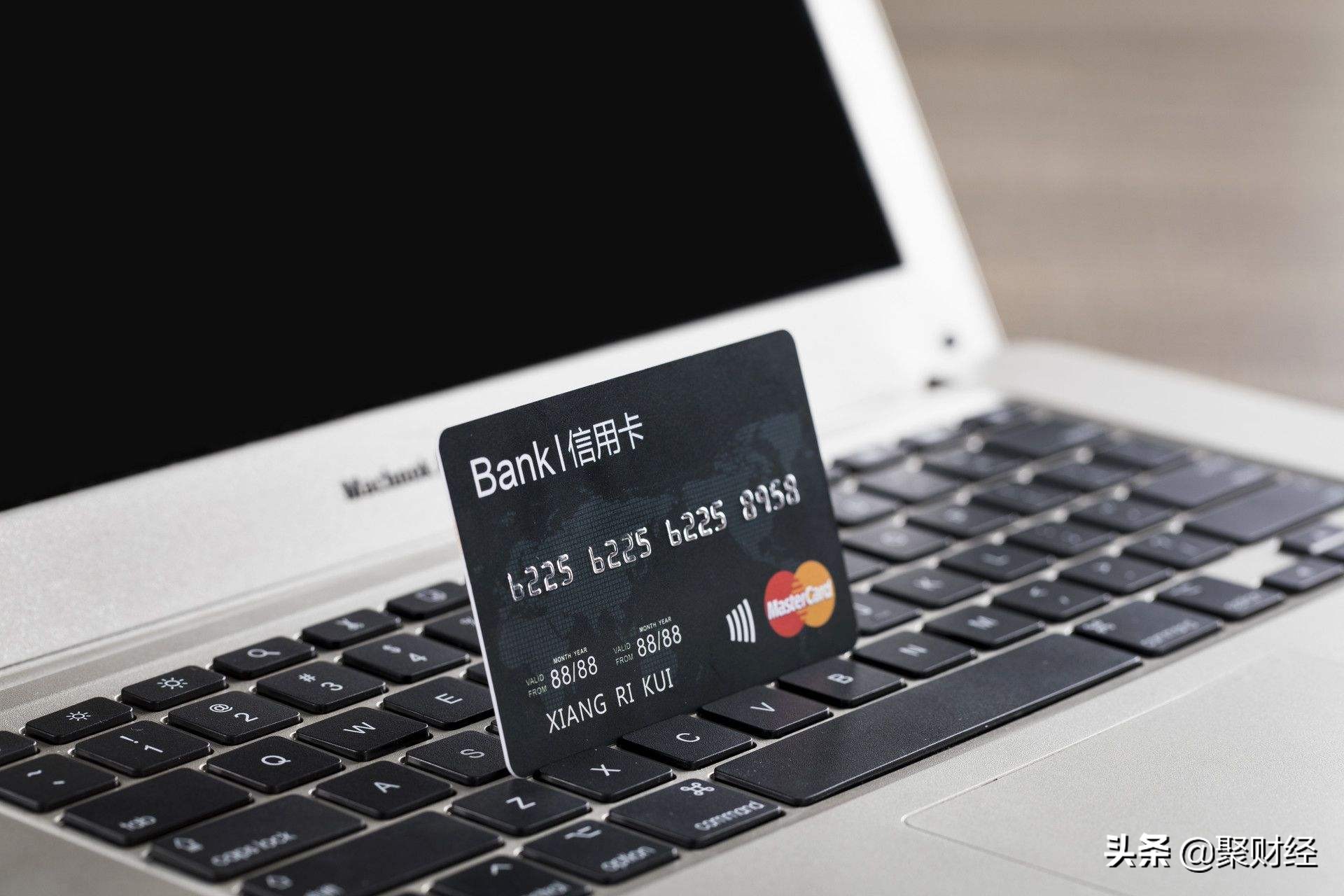 为啥工作人员追着让你办信用卡,为什么银行追着自己办信用卡