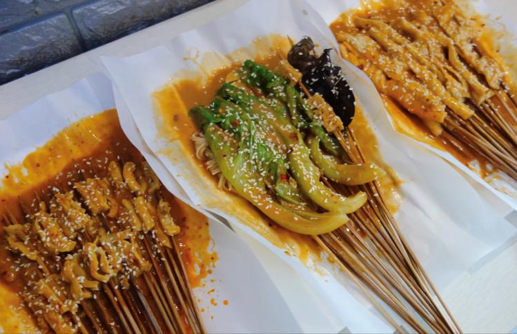 假期被大鱼大肉“齁”到了？快来小吃街换换口味吧