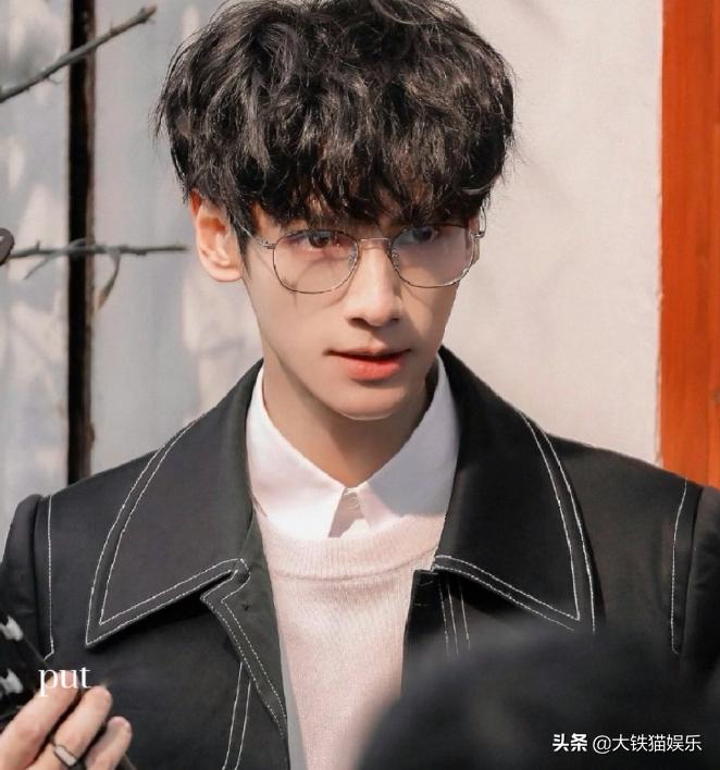 眼镜杀也挑人！这18位男星，有人戴上像撕漫男，有人秒变隔壁大爷