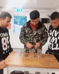 今天过来按脚，恰巧碰见了前女友，我该怎么化解尴尬呢？