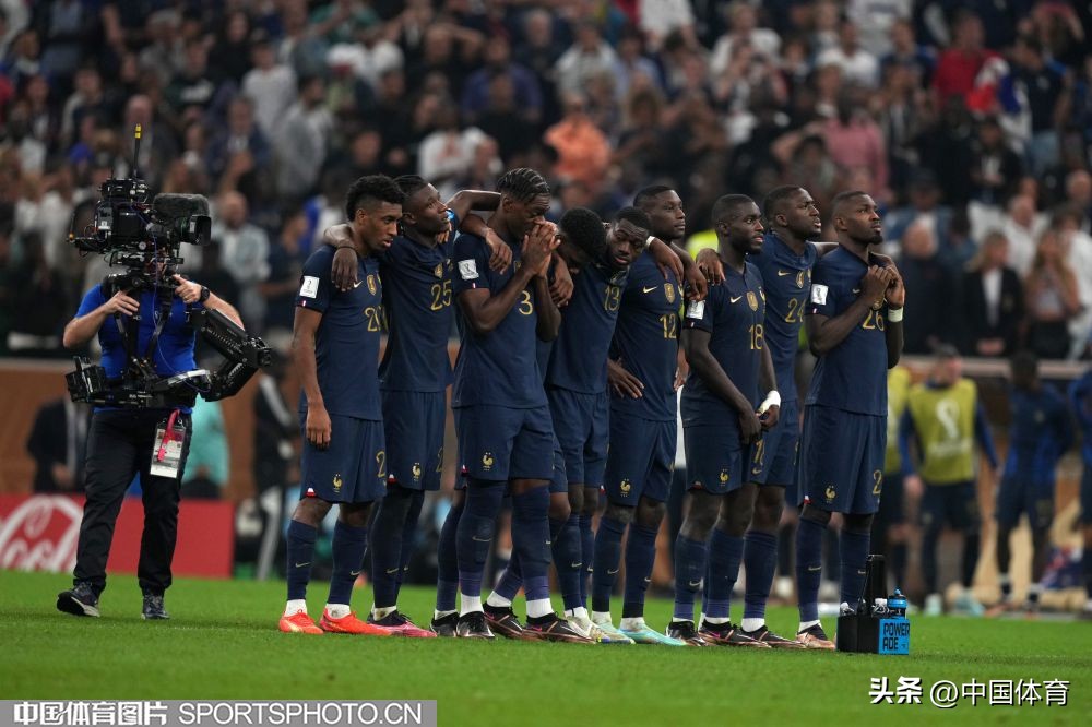 卡塔尔世界杯阿根廷捧起大力神杯,卡塔尔世界杯阿根廷大力神杯