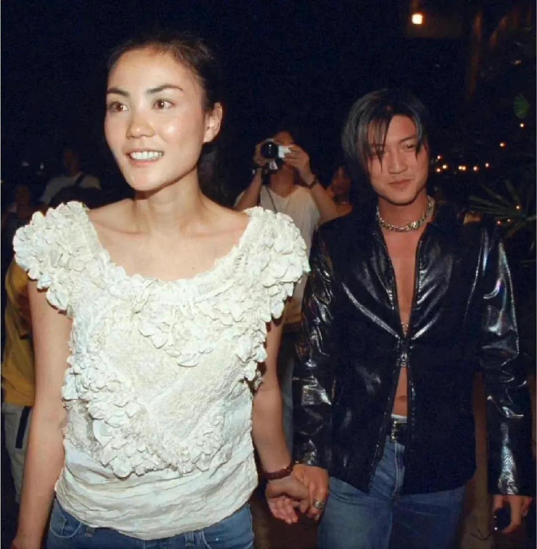 王菲谢霆锋现在婚姻状况,28岁的王菲和17岁的谢霆锋同台