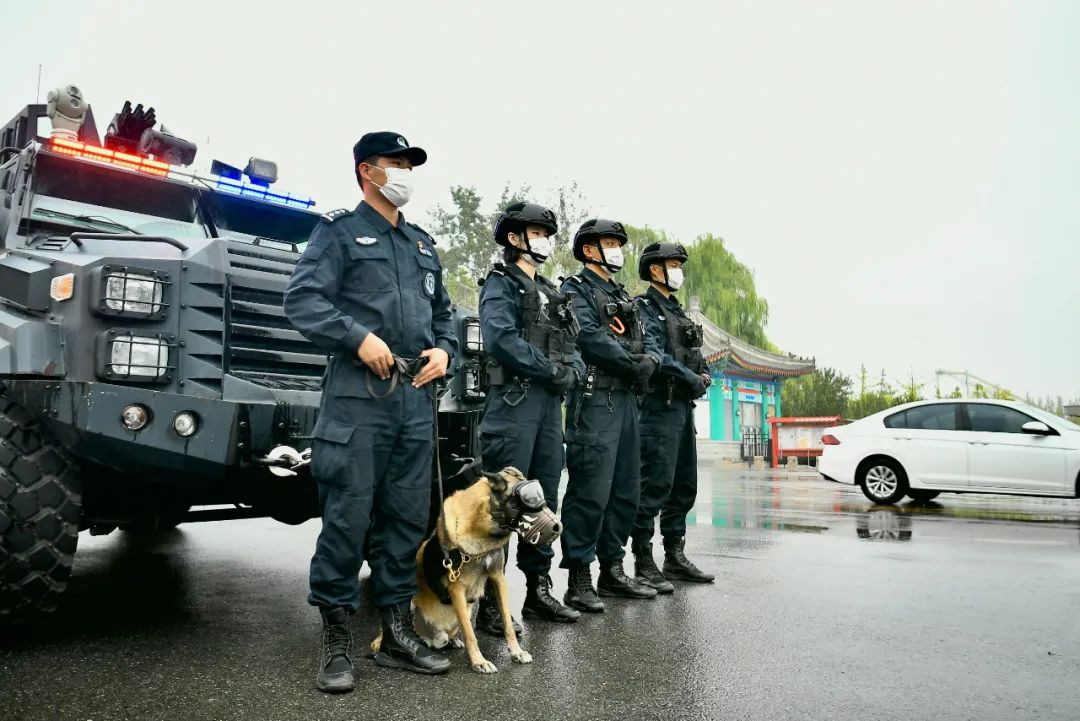 公安春节我在岗坚守岗位保平安,忠诚履职勇担当冒雨执勤保畅通