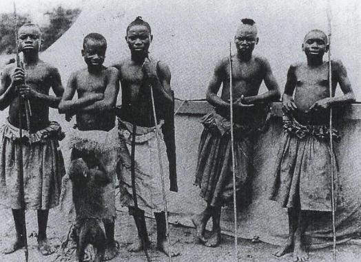 非洲最奇葩的贫民窟,捡剩饭也要花20万买名牌西装,只为上街遛一圈