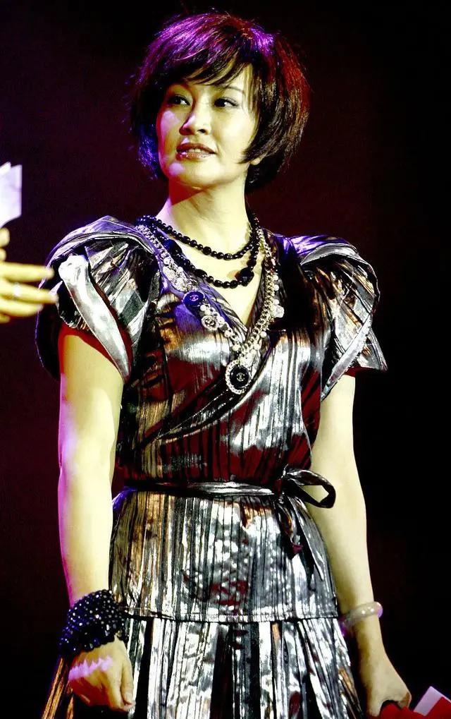 刘晓庆穿丝绒短裙,刘晓庆减龄小碎花连衣裙