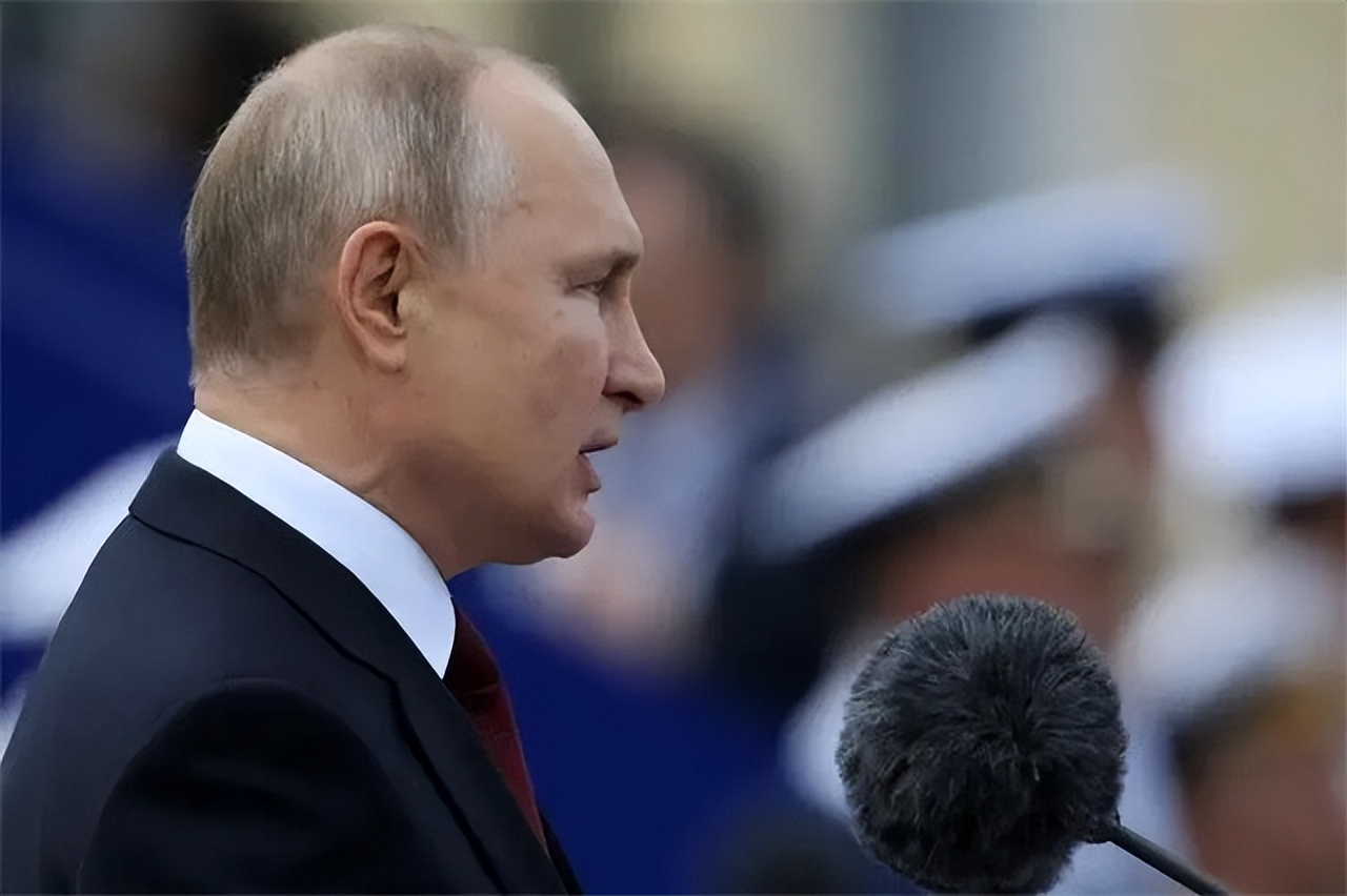 为什么普京走路右胳膊不摆动,普京为什么走路一个胳膊不动