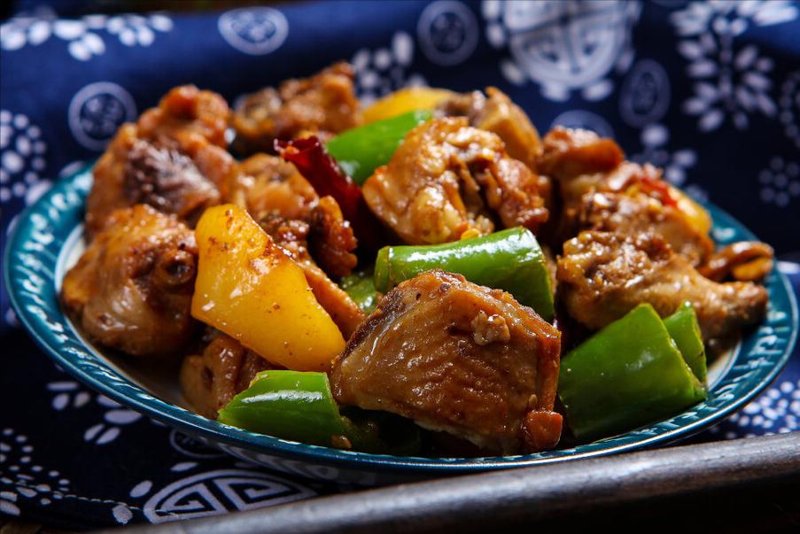 炖鸡肉发柴，原因是你只会焯水，大厨教你一个诀窍，鸡肉又鲜又嫩