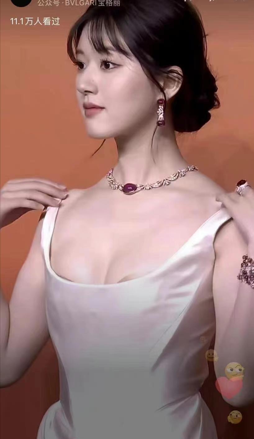 赵露思红毯一言难尽,赵露思倪妮红毯