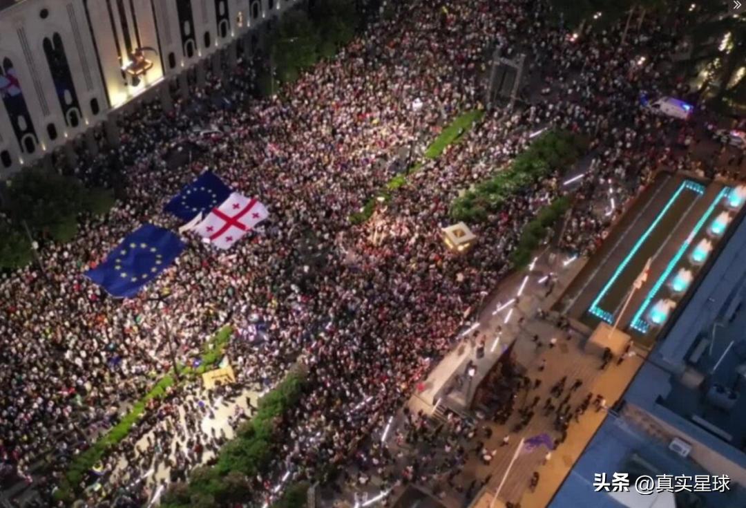 俄国后院小国大乱！格鲁吉亚国会惨遭暴民*攻围**，网民：美国又颠覆