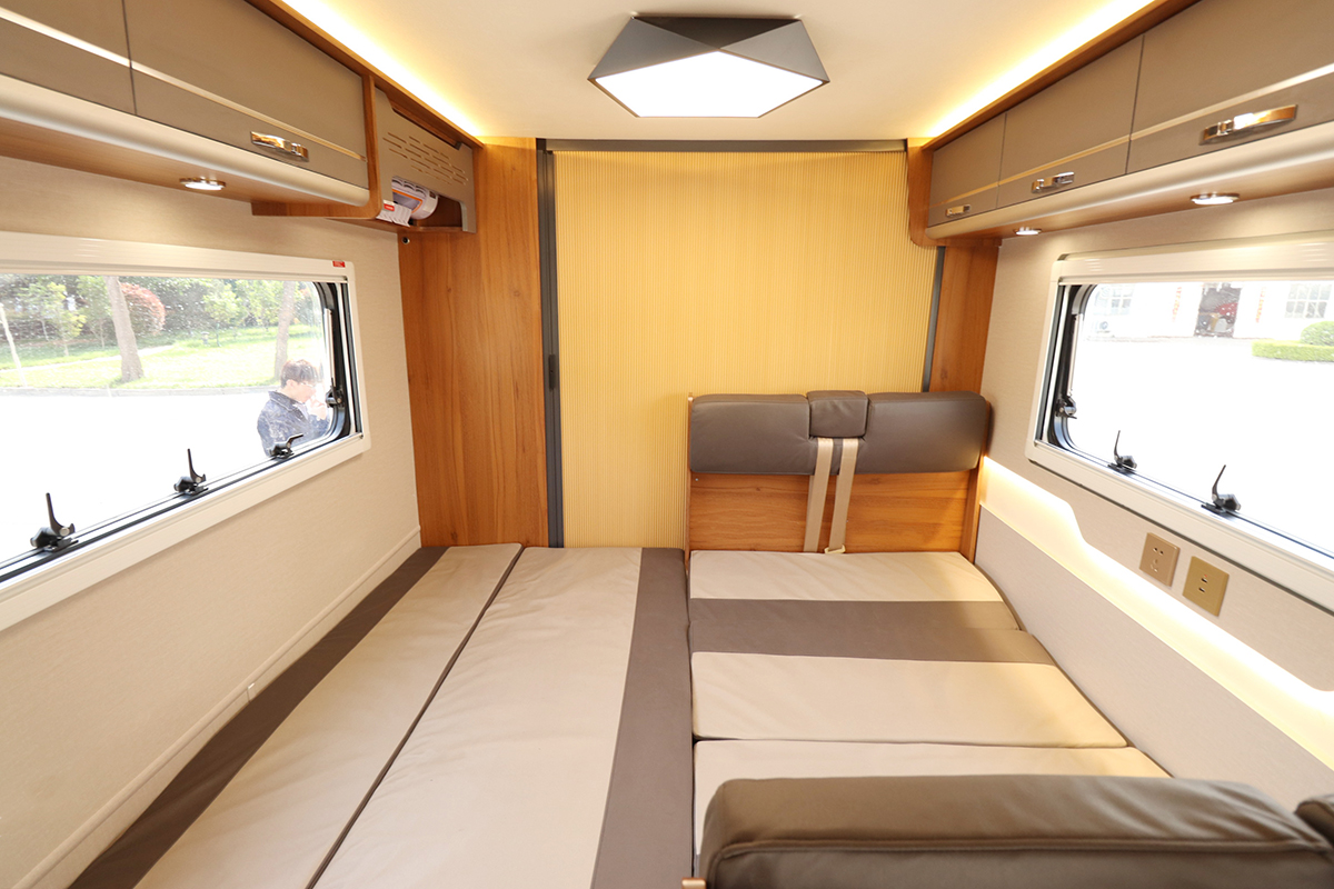 新飞s100房车和h300有什么不同,上汽轻卡s100与新飞房车对比评测