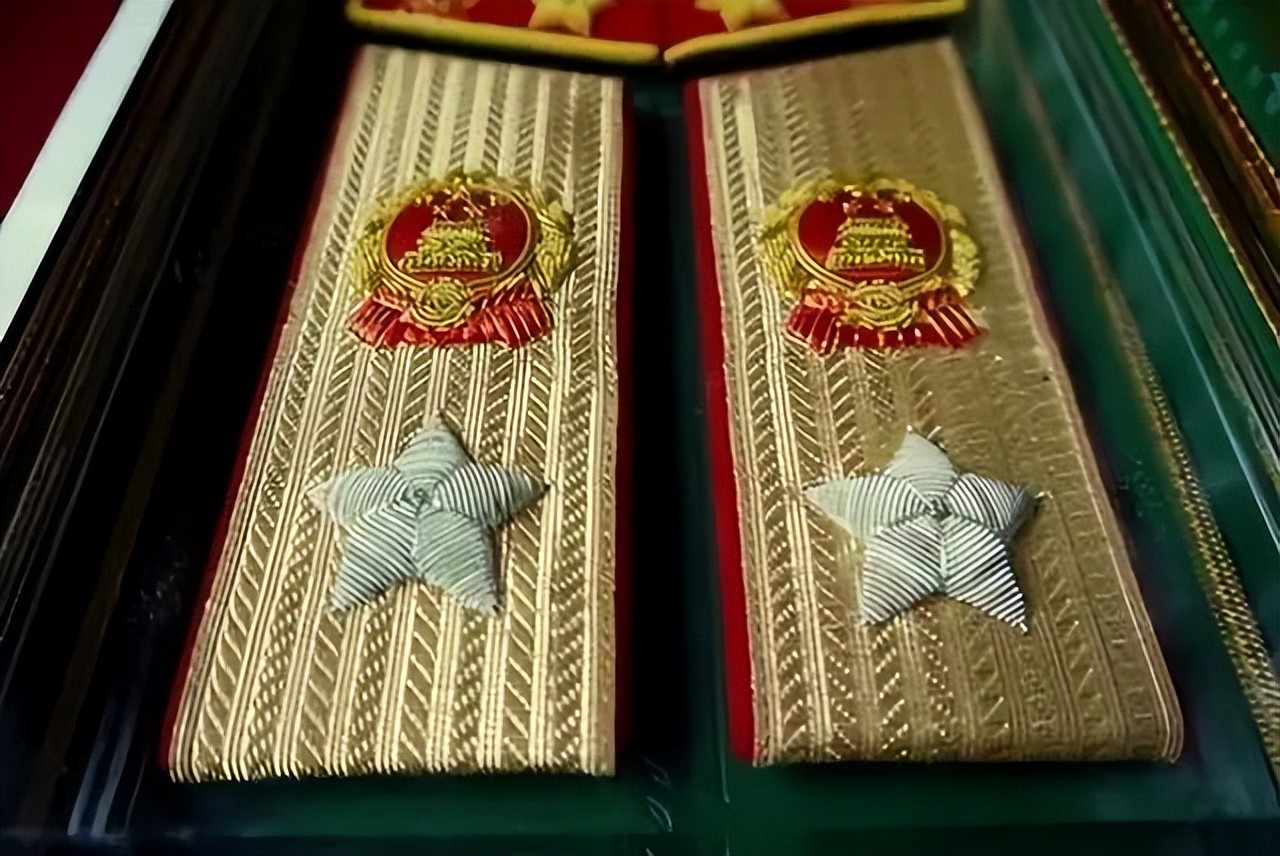 *德朱**军衔编号004，60年后揭秘001号真实身份，再次认识毛主席格局