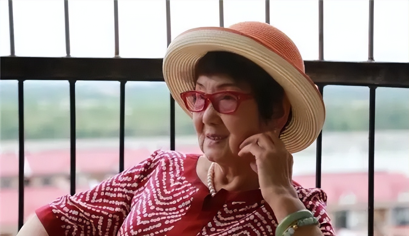 老公娶保姆，独女自杀，坐牢18年出狱后扫厕所，80岁赚千万翻身