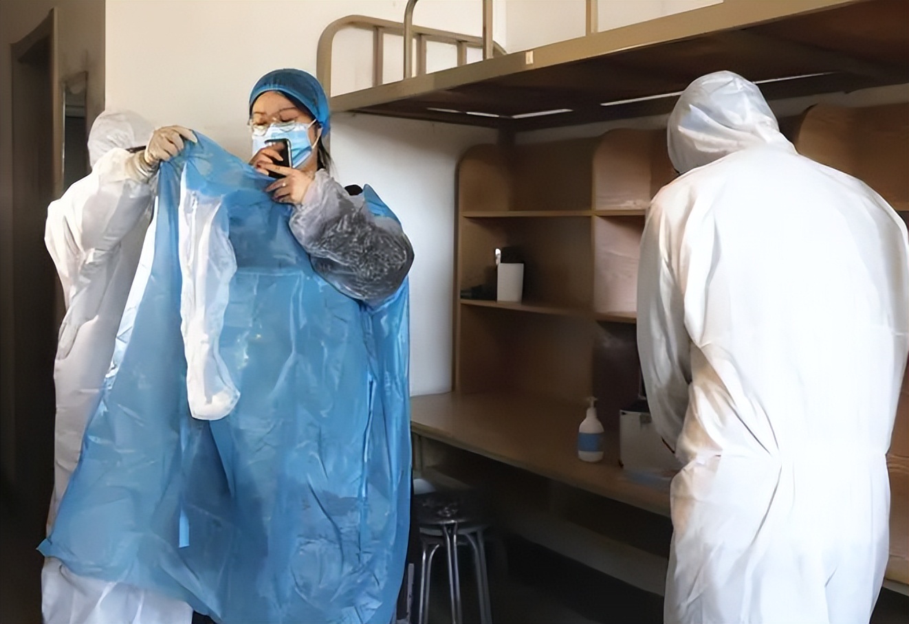 大学生称买不到药，父亲邮寄3公斤“常备药”，评论区满是谴责声