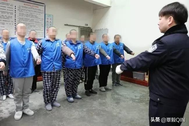 进看守所多久寄生活费,看守所里的犯人要干活吗