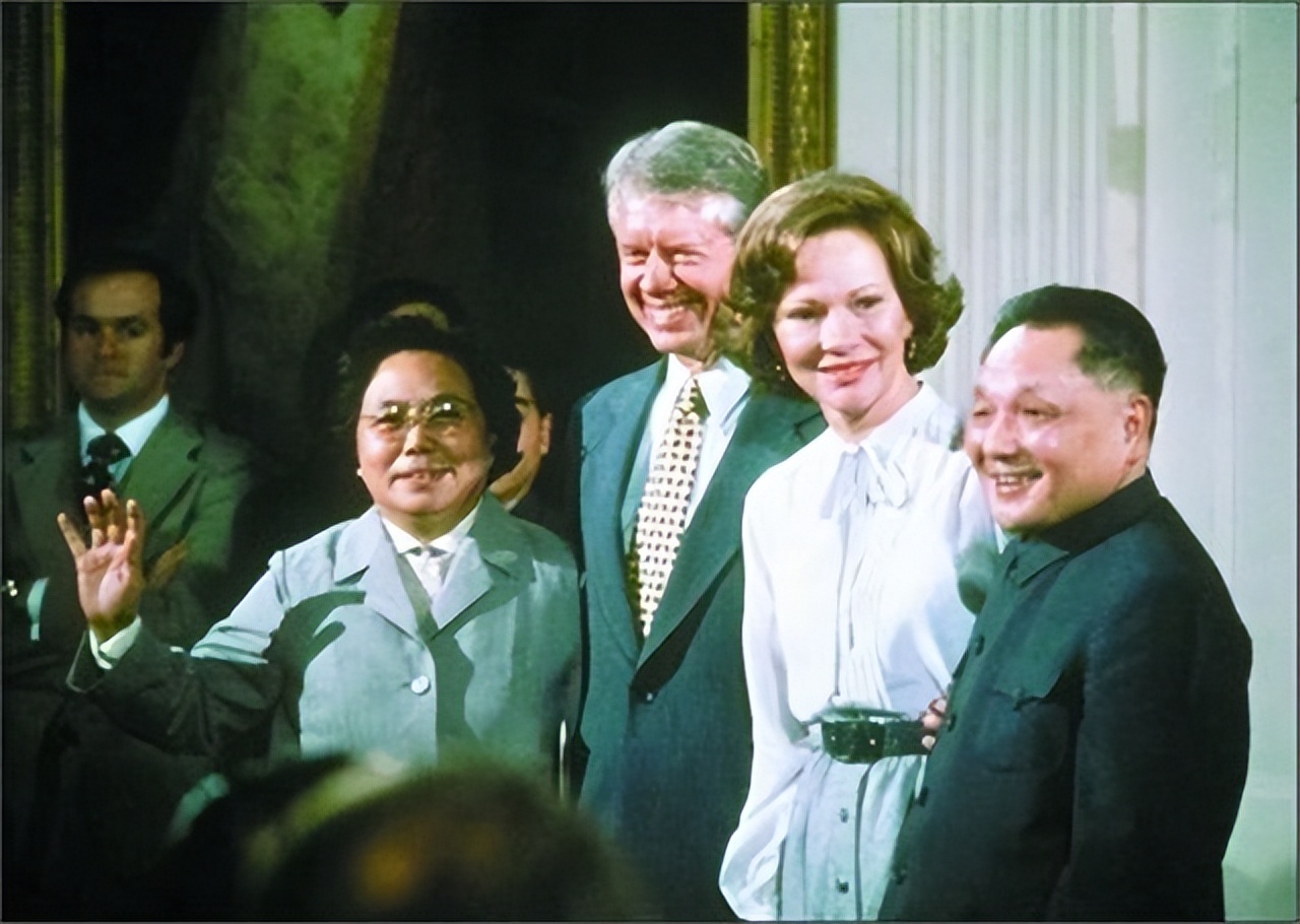 1977年美国务卿万斯访华碰了钉子，*小平邓**：干脆废约，撤军，断交