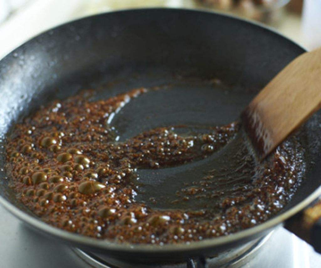 炒糖色一般一个菜放多少冰糖合适,用白糖炒糖色还是冰糖熬糖色