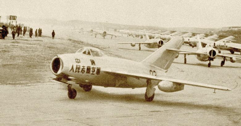 你爱人在做什么？刘亚楼回答后，毛主席潸然泪下：不准再说这种话