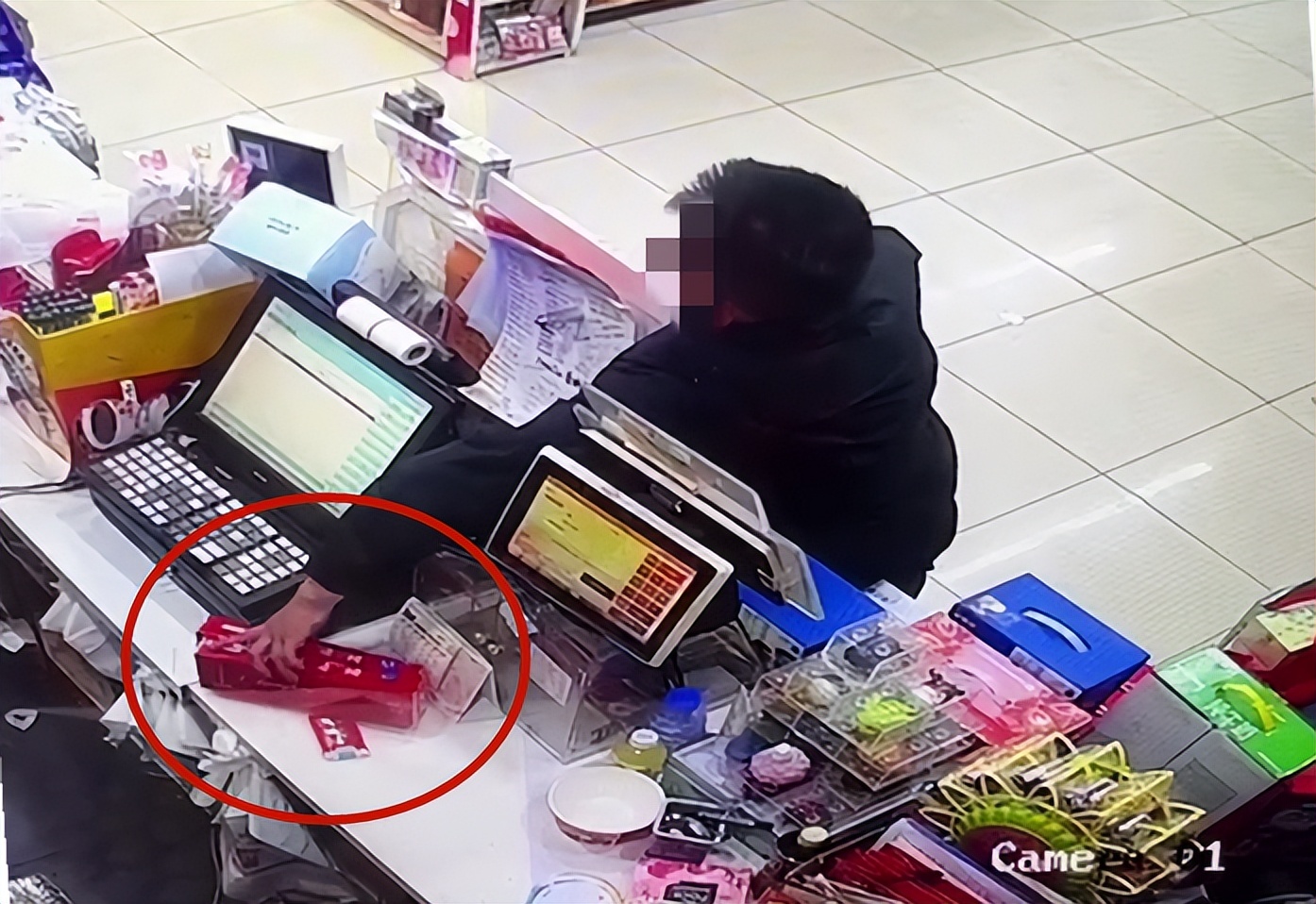 【一线警事】真“买”烟,假扫码!民警:“零元购”你俩咋想的