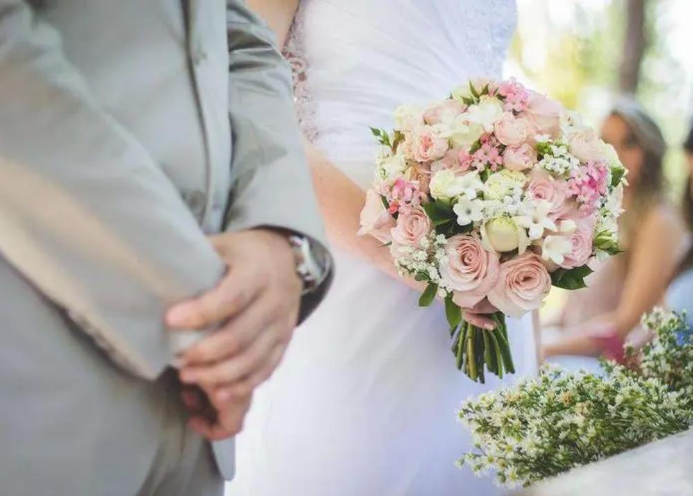 女性腹股沟发黑是什么原因怎么办,女性月经发黑成块状是什么原因