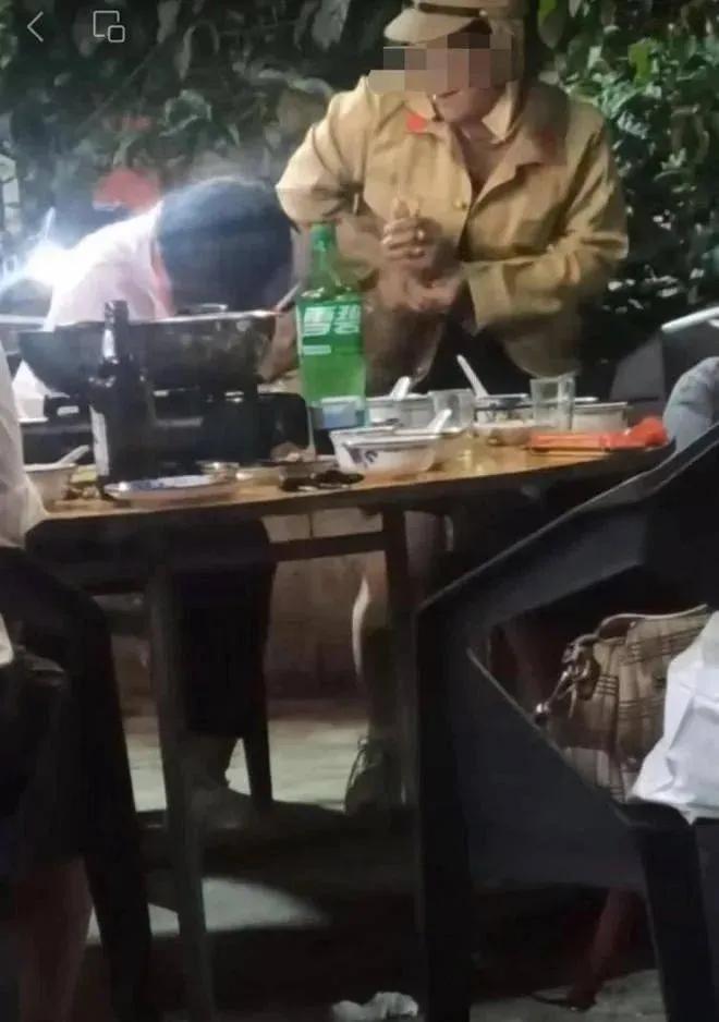 海口女子当街牵男友遛狗原视频,海南海口街头女子牵男子