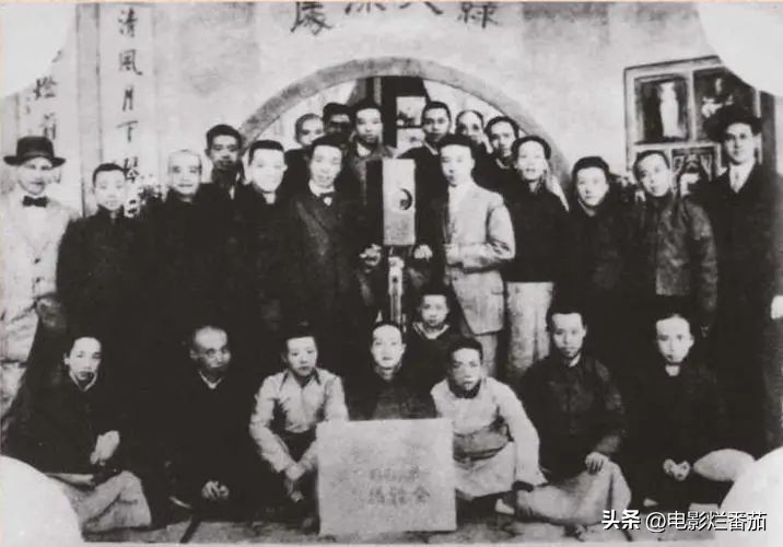 80年代风起云涌，90年代枭雄辈出，香港电影终在2002划上不甘句号