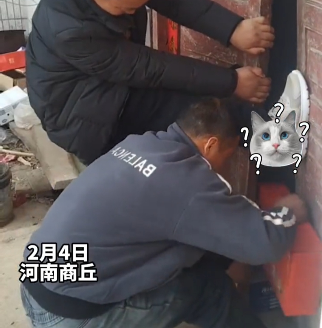 俩外甥掰开门缝硬核送礼,舅舅不在家外甥扣门缝塞礼物