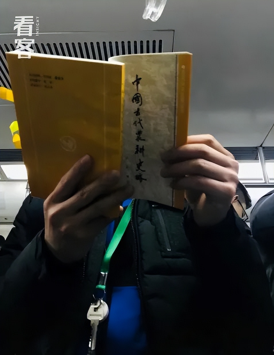 北京通勤路上，她用镜头记录2000个捧着书的人