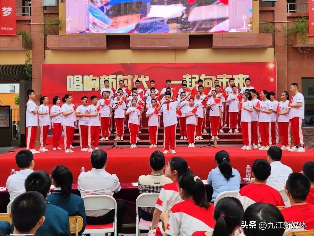 九江外国语学校举行“书香新时代,‘典’亮新征程”首届诗词朗诵比赛