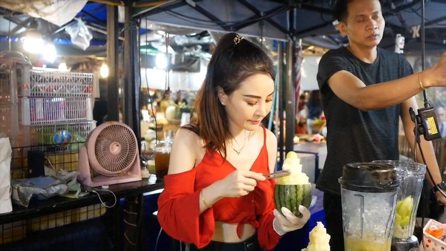 泰国曼谷水果西施在哪个夜市,泰国曼谷夜市的两位美女水果西施