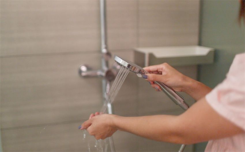 电热水器与燃气热水器哪个费用低,家庭用电热水器还是燃气热水器好