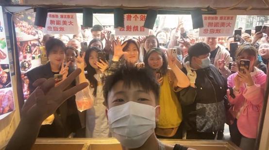 “卖惨”起效了?鸭头小哥直播卖货,开通打赏,满屏老母亲式关怀