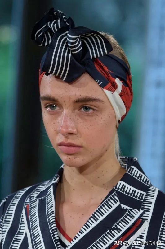 简单又时髦的丝巾系法你学到了吗,美丽时尚精美基础丝巾推荐