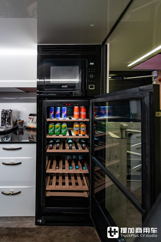 双层巴士房车改装图,可升顶的双层巴士房车