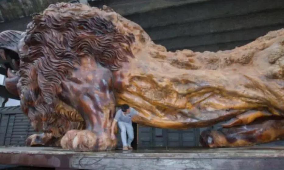 广西男子造出15米根雕雄狮,富商出价300万被拒,如今烂在手里